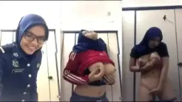 Gadis Berkerudung Menggoda Di Kamar Mandi Kantor