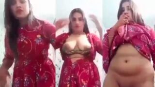Gadis Seksi Menggoda Pacar Dengan Memamerkan Payudara Dan Pantatnya Dalam Tarian Striptis