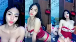 Netha Seksi Dengan Belahan Dada Yang Menggoda