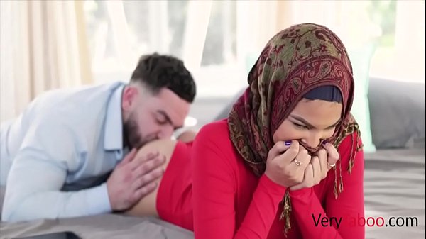 Maya Farrell: Perawan Berhijab, Langkah Kakak Tiriku Yang Menggoda