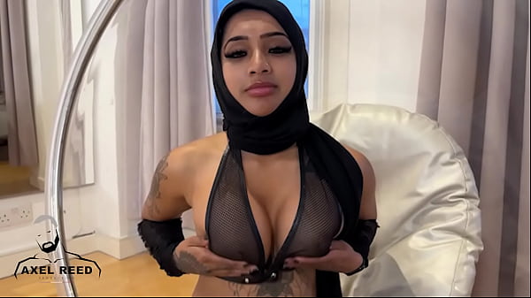 Gadis Muslim Berhijab Digencet Ganas Oleh Cowok Berotot