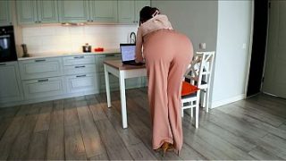 Ibu Tiri Yang Berkuasa Menangkap Anak Tirinya Ereksi Saat Ia Sedang Bekerja