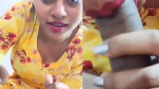 Gadis Seksi Memberikan Blowjob India Yang Menggoda