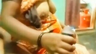 Ibu Tiri Pamer Payudara Dan Kasih Handjob Di Film Porno India