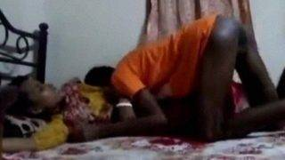Nafsu Terlarang: Keponakan Tua Menggoda Bibi Telugu Yang Bergairah