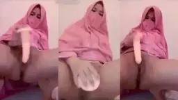 Wanita Mukenah Pink Colmek Sange, Bibir Merah Basah Kena Jari Sendiri.
