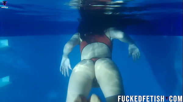 Helen Star Tampil Seksi Pakai Baju Renang Malam Di Kolam, Bikin Napas Sesak.