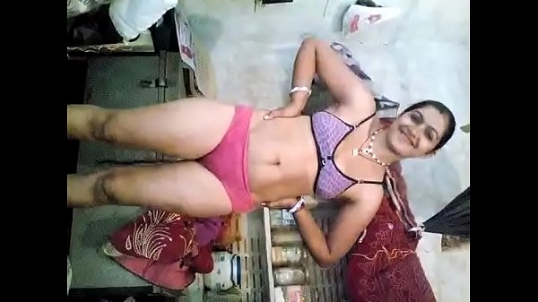 Desi Menggoda Dengan Lagu Yang Bikin Panas