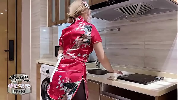 中华娘cos太骚，老子直接顶不住，来一炮再说