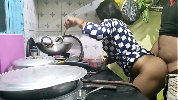गाँव से आई नादान नौकरानी का मालिक ने लिया मजा, बेखबर लड़की को चोद डाला