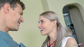 Remaja Blonde Cheerleader Montok Digoyang Ayah Tiri Hingga Muncrat Di Wajah