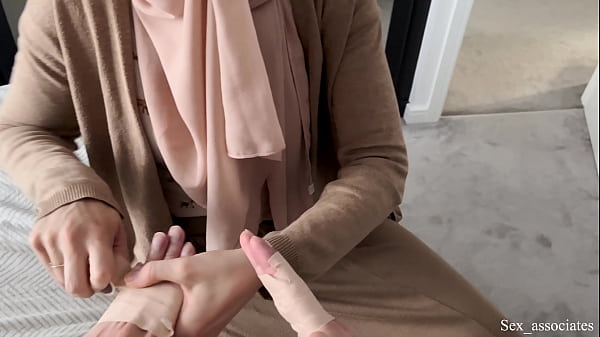 Ibu Tiri Arab Bantu Anak Tiri Dengan Tangan Patah, Bikin Panas Dan Tak Tertahankan