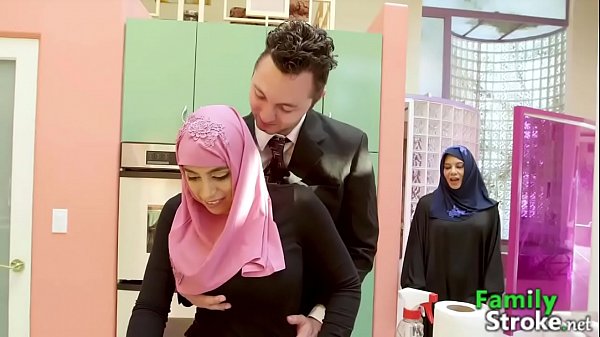 Kisah Panas: Ayah Arab Dan Putri Tiri Yang Tak Tahan Godaan