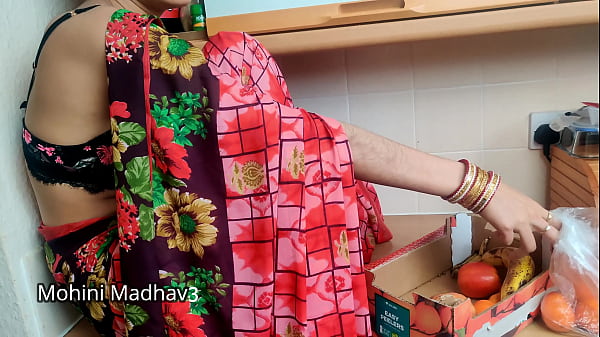 भारतीय देसी फल बेचने वाली मालकिन ने ग्राहक से मोलभाव में जबरदस्त चुदाई की कहानी, हिंदी आवाज में
