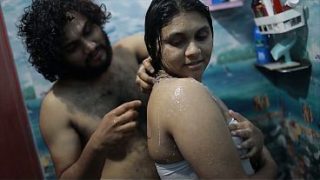 Cewek India Mandi Air Panas, Adik Tiri, Romansa Panas Bikin Mampus