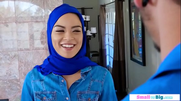 Gadis Arab Mungil Digilir Dua Pria Kekar