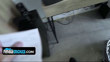 Anak Tiri Cewek Latin Goyang-goyangin Badan Montoknya Di Depan Bapak Tiri, Bikin Si Bapak Makin Ngiler.