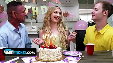 Anak Tiri Kecil Montok Alami, Daisy Lavoy, Godain Bokapnya Lalu Naik Dan Ngebut Di Atas Kontolnya
