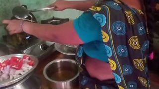 Ibu Rumah Tangga India Main Masak-masak Sambil Digarap Pacar Di Dapur.