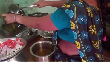 Ibu Rumah Tangga India Main Masak-masak Sambil Digarap Pacar Di Dapur.