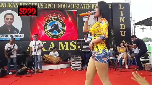Tarian Erotis Indonesia – Sintya Riske Pamer Gerakan Liar Di Panggung Bikin Ngehe