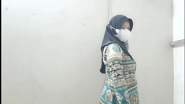 Ngentotin Bini Tetangga Pas Suaminya Lagi Ngantor, Enak Banget Rasanya.