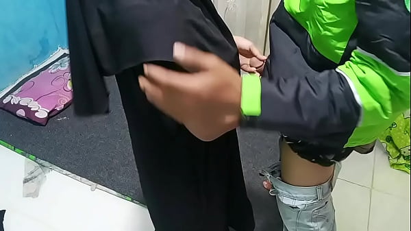 Prank Ajak Ojol Crot Sambil Gigit Bibir Basah