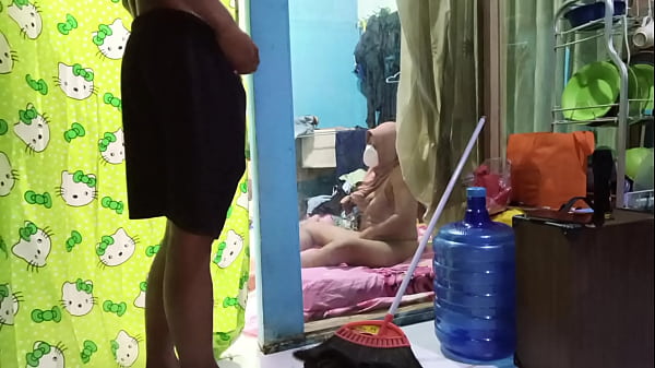 Ngentotin Bini Temen Sambil Dia Colmek, Makin Basah Makin Nikmat