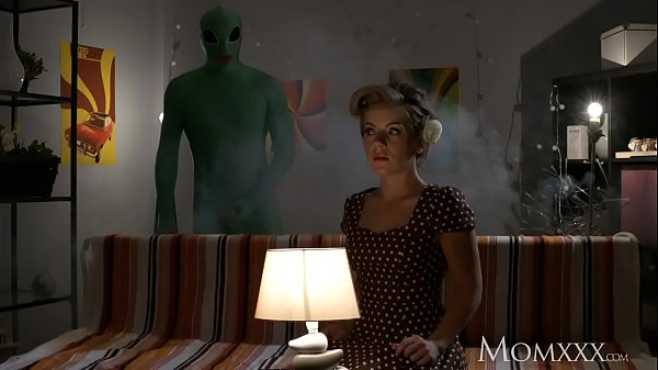 Ibu Rumah Tangga Kesepian Di Rumah, Malam Halloween Malah Digarap Alien Sampai Terdalam.