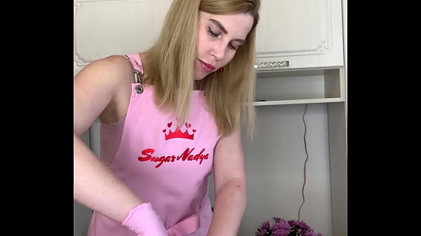 Wanita Rusia Seksi Tua Garuk Kontol Bulu Lebat Sambil Ngiler