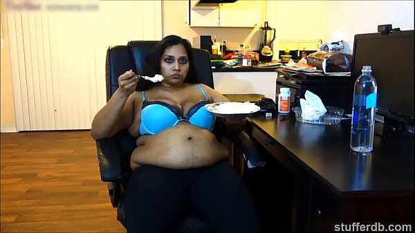 Desi Rose Ngiler Pengen Ngejilat Pie Yang Becek-becek Basah!