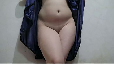 Cewek Indo Pake Lingerie Biru, Jongkok Sambil Colmek, Bikin Ngilu
