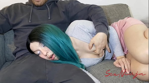 Gue Cuma Mau Rebahan Di Pangkuan Kakak Tiri Biar Bisa Tidur, Tapi Malah Bikin Situasi Makin Panas.