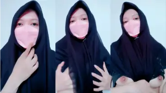 Cecil Pake Hijab Tapi Dada Bugil, Tangannya Remes-remes Susu Sendiri