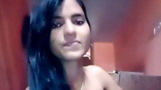 Gadis Kampus Seksi Lagi Mainin Memeknya Sampe Basah.