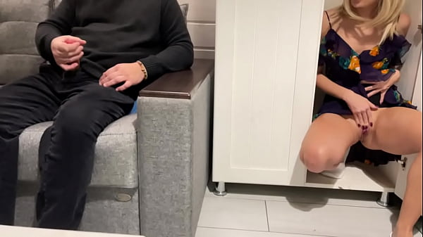Ibu Tiri Ngintip Anak Tiri Nonton Film Panas Sambil Coli, Lalu Ngewe Habis-habisan