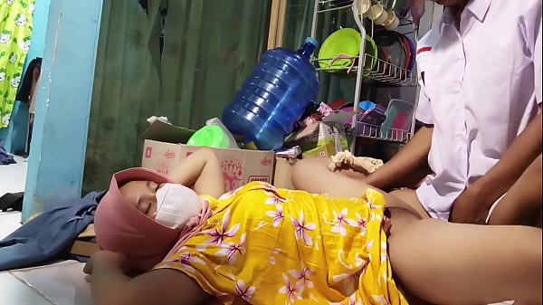Ibu Tiri Ngajak Ngentot Pas Mau Berangkat Sekolah, Bikin Makin Pengen Telat