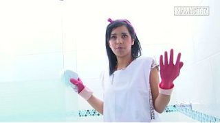 Pembantu Hotel Pake Sarung Tangan Karet Bungkukin Pantat Sambil Gosok Pancuran Bikin Nafsu Naik