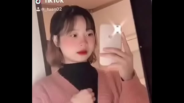 Goyangin Pantat Mulus, Bibir Merah Basah, Siap Bikin Lo Ngaceng!