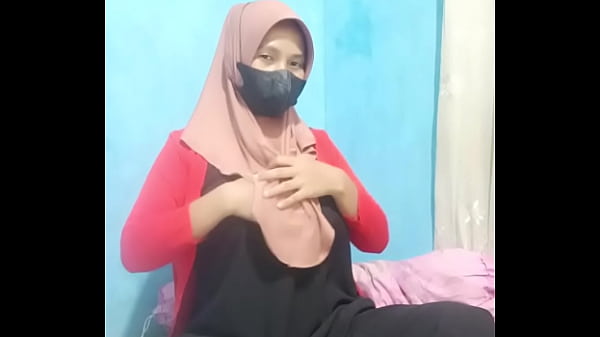 Gadis Hijab Meremas Memek Pakai Dildo Sampai Crot, Nikmat Banget