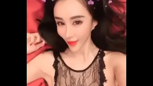 孟晓艺自己玩自己，爽到不行。