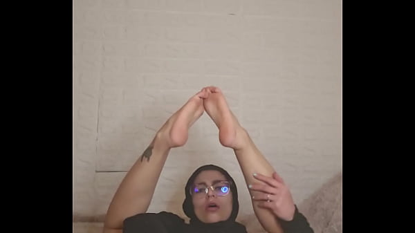 Ibu Rumah Tangga Arab Mia Pamer Kaki Pakai Niqab, Bikin Makin Greget.