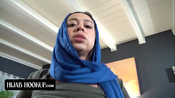 Nakal Banget Sih, Cewek Arab Ini Nyedot Kontol Kakak Tirinya Biar Rahasia Mereka Nggak Bocor Ke Ortu Sambilan Yang Galak.