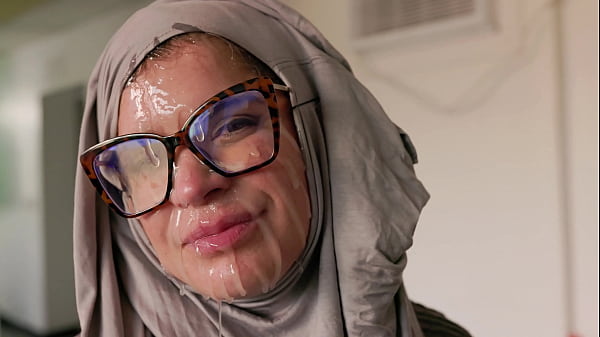 Hijab Cosplay – Ibu Bule Crot Di Muka