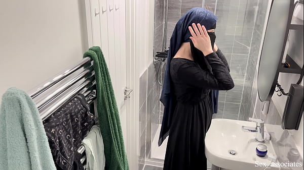 Astaga! Nggak Nyangka Cewek Arab Bisa Begitu. Aku Lihat Langsung Cewek Arab Muslim Berjilbab Lagi Colmek Di Kamar Mandi.