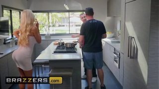 Istri Tetangga Ngentot Bantu Suami Orang – Courtney Taylor & Keiran Lee – Tangan Mulus Bikin Muncrat – Brazzers