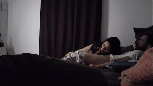 Tia Gata Sengaja Bikin Rencana Biar Bisa Rebahan Di Sofa Sambil Mesra-mesraan Sama Keponakan.
