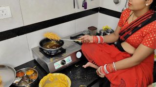 कोमल दिवाली पर नमकीन बना रही थी, तभी देवर ने भाभी को जोर से पीछे से पकड़ लिया