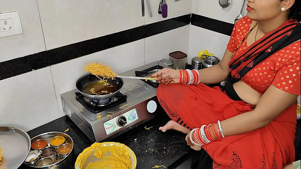 कोमल दिवाली पर नमकीन बना रही थी, तभी देवर ने भाभी को जोर से पीछे से पकड़ लिया