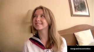 Pelajar Amerika Sunny Lane, Memek Basahnya Digaruk-garuk Sama Orang Asia Yang Horny!